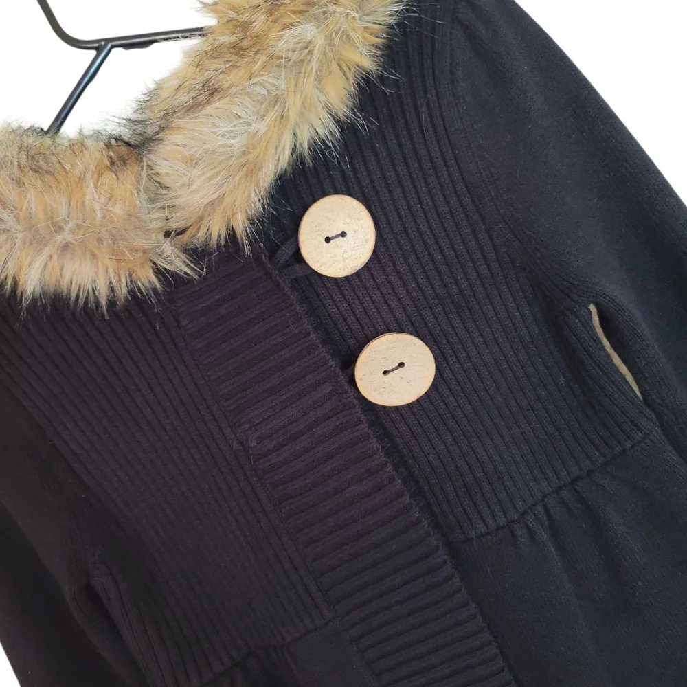 Black Sweater with Faux Fur Collar SIZE (M) - Picture 3 of 3